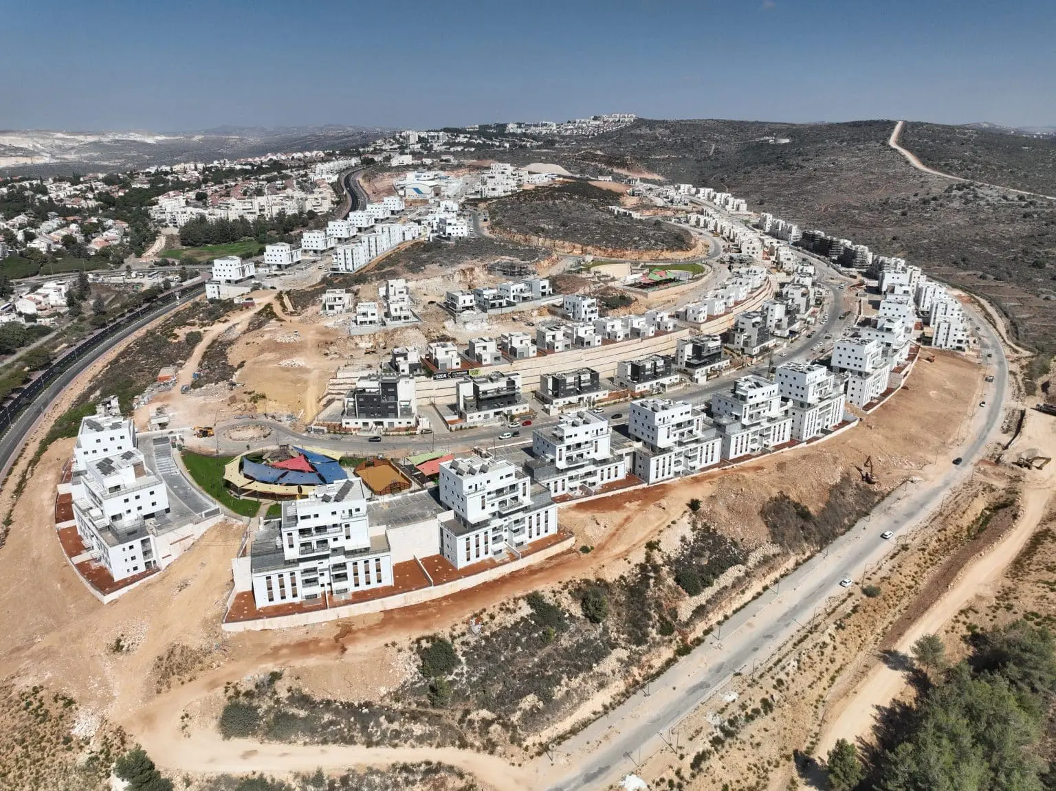 צילום אווירי של שכונה בבנייה